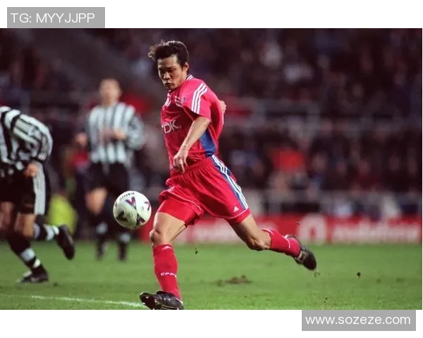 足球明星亲笔书写的传奇人生与赛场背后的故事分享